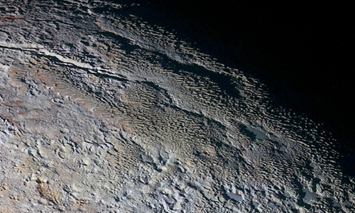 NASA cho rằng sao Di&ecirc;m Vương l&agrave; một 'h&agrave;nh tinh sống'. Ảnh NASA