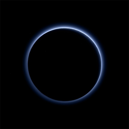 Bầu kh&iacute; quyển của sao Di&ecirc;m Vương c&oacute; m&agrave;u xanh. Ảnh: NASA