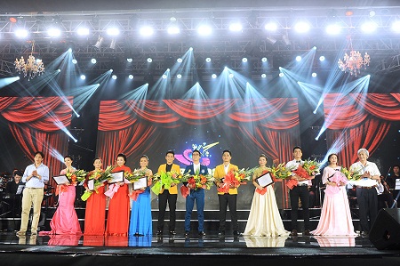 Đ&ecirc;m chung kết d&ograve;ng nhạc th&iacute;nh ph&ograve;ng Sao Mai 2015 diễn ra tối 26/7