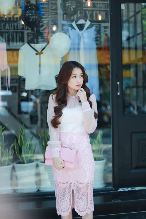 Hot girl Sam nhẹ nhàng xuống phố với set trang phục tông hồng phấn nhẹ nhàng.