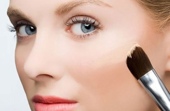 C&aacute;ch trang điểm sử dụng kem che khuyết điểm dạng lỏng rất được c&aacute;c sao H&agrave;n ưa chuộng