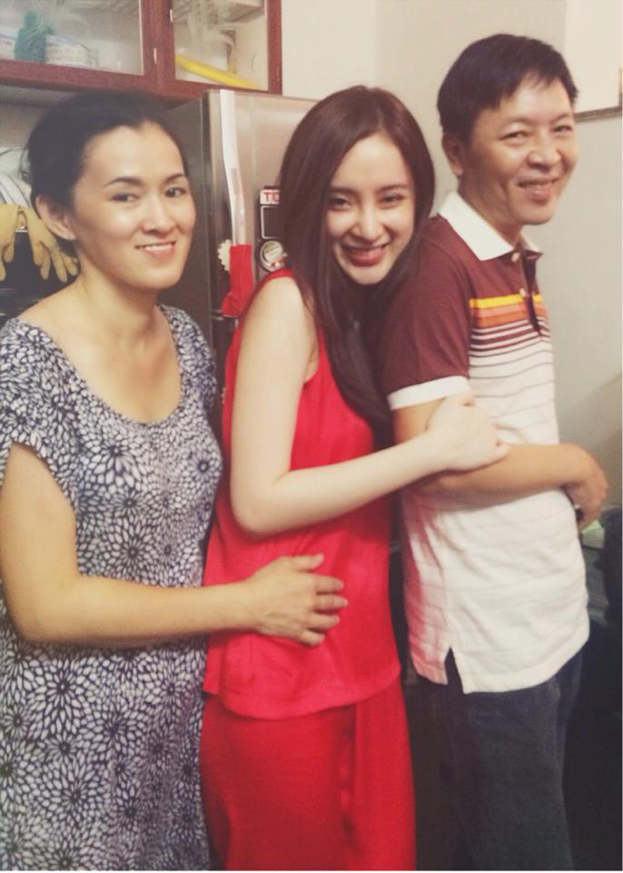 Angela Phương Trinh v&agrave; ba mẹ
