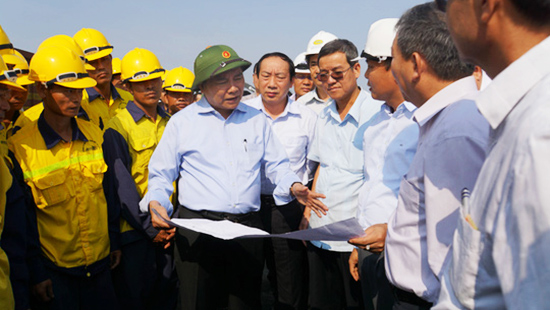 đ&atilde; trực tiếp đến hiện trường chỉ đạo c&ocirc;ng t&aacute;c khắc phục sự cố sập cầu Ghềnh