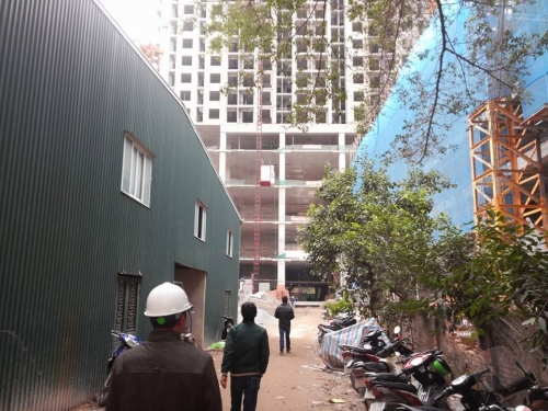 Sập gi&agrave;n gi&aacute;o, 7 người thương vong