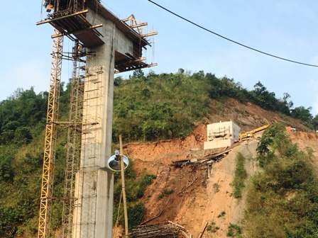 Vụ tai nạn sập gi&agrave;n gi&aacute;o chết người xảy ra khi c&ocirc;ng tr&igrave;nh cầu Suối Quanh đang trong giai đoạn đổ dầm