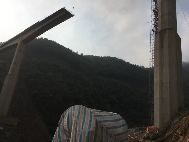 Hiện cơ quan chức năng đang khẩn trương l&agrave;m r&otilde; nguy&ecirc;n nh&acirc;n sập gi&agrave;n gi&aacute;o ở Thanh H&oacute;a