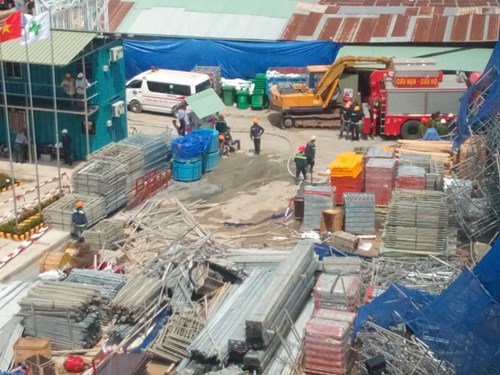B&ecirc;n trong hiện trường vụ tai nạn sập gi&agrave;n gi&aacute;o ở TPHCM
