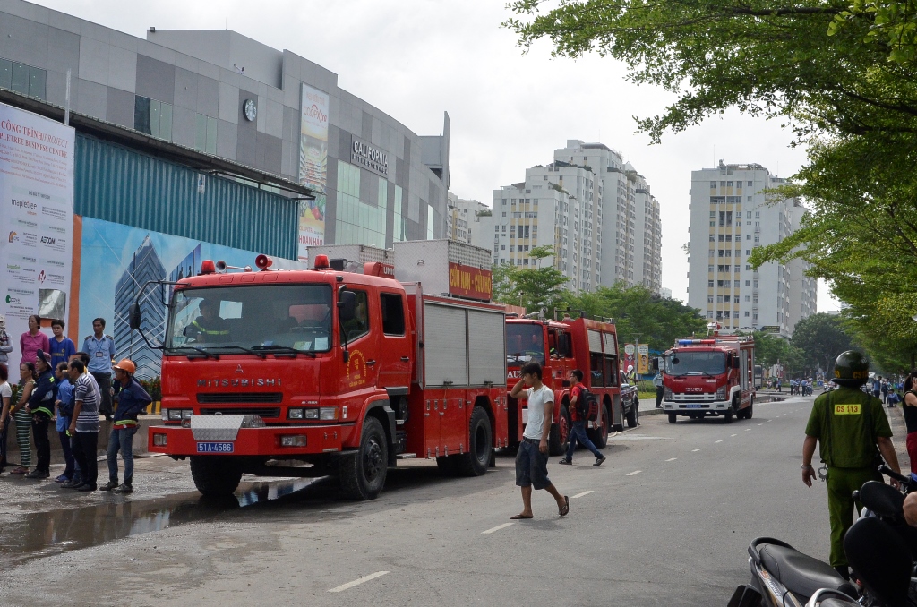 Xe cấp cứu, xe cứu hỏa được điều đến hiện trường vụ tai nạn sập gi&agrave;n gi&aacute;o ở TPHCM