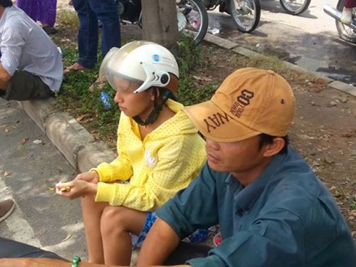 Người nh&agrave; nạn nh&acirc;n vụ sập gi&agrave;n gi&aacute;o thất thần ngồi chờ tin người th&acirc;n