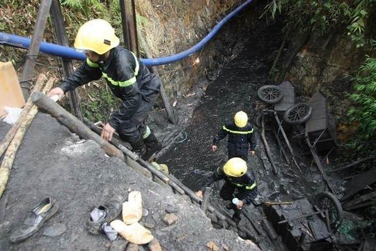 C&ocirc;ng t&aacute;c cứu hộ, t&igrave;m kiếm nạn nh&acirc;n vụ sập hầm mỏ ở H&ograve;a B&igrave;nh đang gặp nhiều kh&oacute; khăn