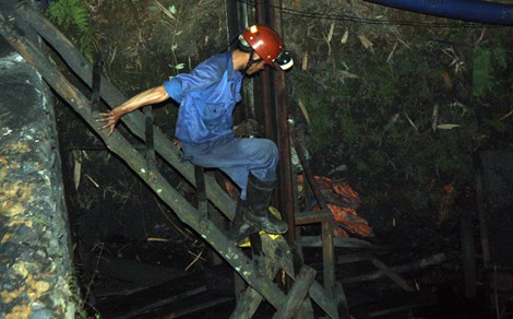 Sau 4 ng&agrave;y xảy ra vụ tai nạn sập hầm mỏ kinh ho&agrave;ng, hiện vẫn c&ograve;n 1 nạn nh&acirc;n mắc kẹt