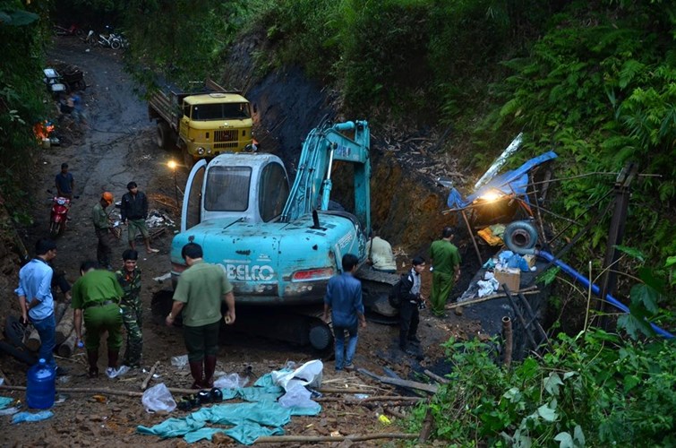 Hiện trường giải cứu nạn nh&acirc;n vụ sập hầm than H&ograve;a B&igrave;nh