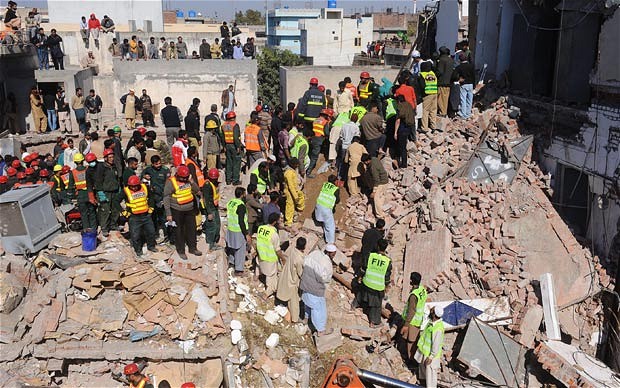 Hiện trường một vụ sập nh&agrave; m&aacute;y ở th&agrave;nh phố Lahore, Pakistan v&agrave;o th&aacute;ng 2/2012
