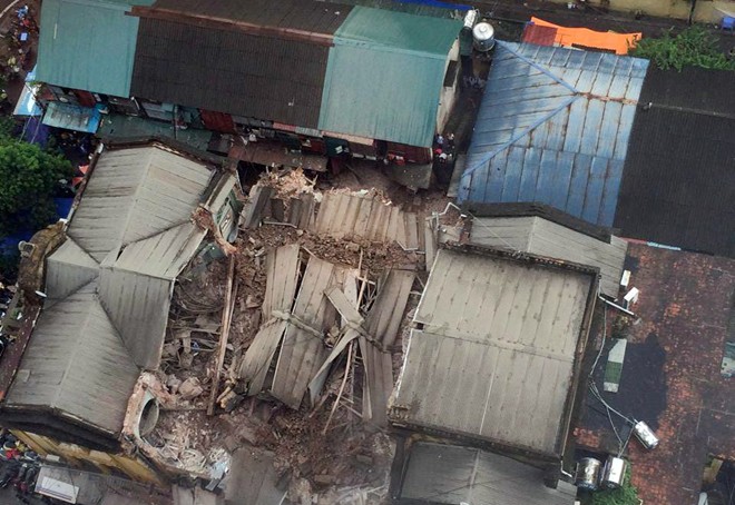 Hiện trường vụ sập nh&agrave; ở H&agrave; Nội xảy ra v&agrave;o trưa 22/9