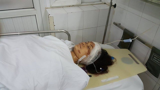 Một nạn nh&acirc;n trong vụ sập nh&agrave; ở Trần Hưng Đạo đang được cấp cứu tại bệnh viện