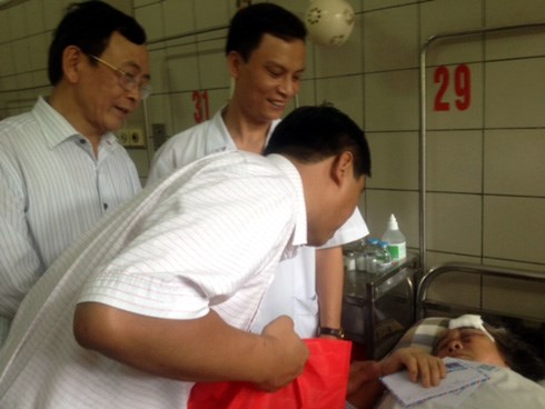 &ocirc;ng Đặng Văn Bất, Ph&oacute; Gi&aacute;m đốc Sở Lao động, Thương binh v&agrave; X&atilde; hội th&agrave;nh phố H&agrave; Nội thăm bệnh nh&acirc;n trong vụ tai nạn.