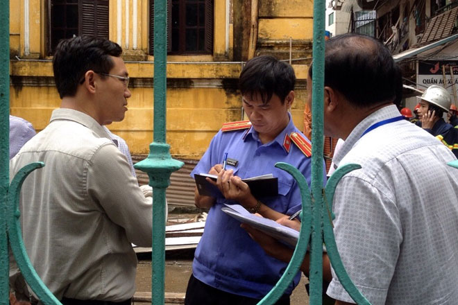 Cơ quan chức năng lấy ý kiến của người chứng kiến vụ việc để làm rõ nguyên nhân vụ đổ sập