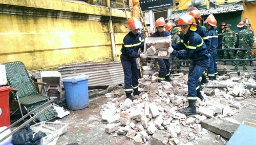 Các lực lượng cứu hộ đang đào bới tìm kiếm nạn nhân vụ tai nạn sập nhà chết người