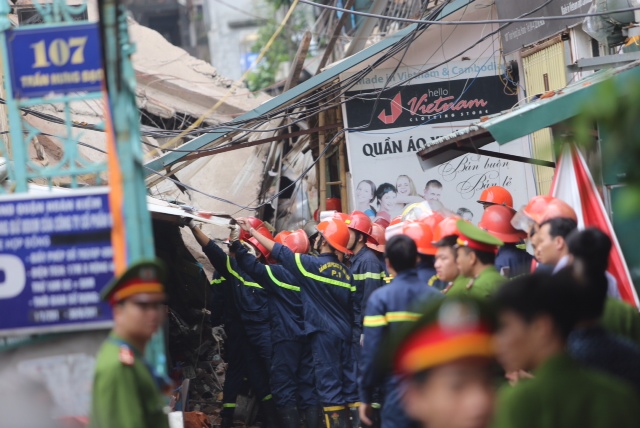 Lực lượng cứu hộ đang khẩn trương cứu người