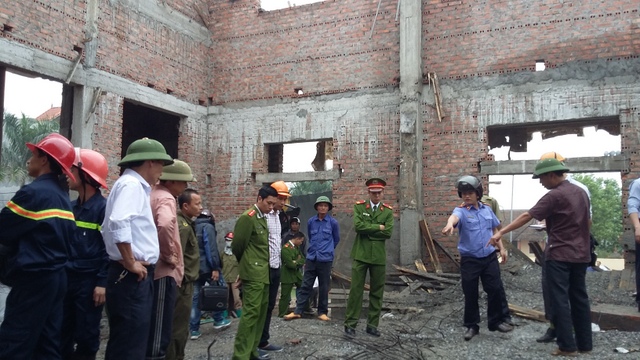 Lực lượng chức năng đang tiến h&agrave;nh điều tra l&agrave;m r&otilde; nguy&ecirc;n nh&acirc;n sập nh&agrave; văn h&oacute;a th&ocirc;n