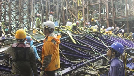 Hình ảnh vụ sập giàn giáo Hình ảnh vụ sập giàn giáo