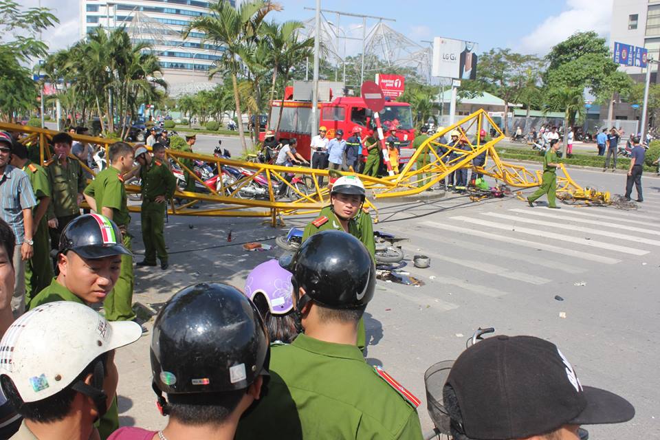 Lực lượng chức năng phong tỏa hiện trường, l&agrave;m r&otilde; nguy&ecirc;n nh&acirc;n vụ tai nạn