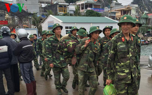 Lực lượng qu&acirc;n đội tr&ecirc;n đường ra cứu hộ tại h&ograve;n Cống Đỏ nơi xảy ra vụ sạt lở đất đ&aacute;