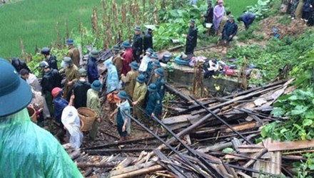 2 hộ d&acirc;n sống gần khu vực sạt lở đất cũng đ&atilde; được huyện Th&ocirc;ng N&ocirc;ng di dời khẩn cấp