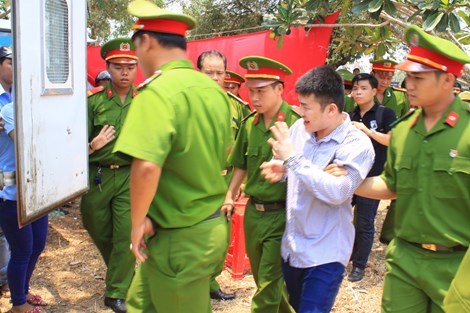 Sát thủ bình tĩnh trước phiên tòa, lạnh lùng khi nhận được bản án tử hình Sát thủ bình tĩnh trước phiên tòa, lạnh lùng khi nhận được bản án tử hình