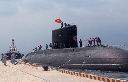 T&agrave;u ngầm Kilo thứ tư của Hải qu&acirc;n Việt Nam cập bến qu&acirc;n cảng Cam Ranh (Kh&aacute;nh H&ograve;a)