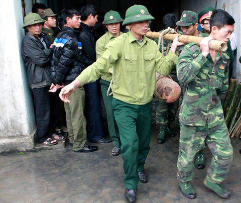 Ba quả bom m&agrave; cơ sở thu mua sắt vụn ở Hải Ph&ograve;ng giao nộp nặng tới hơn 3 tạ, d&agrave;i hơn 1m