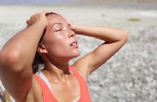 Say nắng dẫn tới sốc nhiệt khiến 2 người nhập viện trong t&igrave;nh trạng h&ocirc;n m&ecirc; s&acirc;u