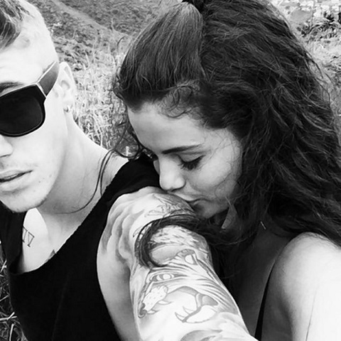 Feel me - nhắc về mối t&igrave;nh ngọt ng&agrave;o của nữ ca sĩ Selena Gomez v&agrave; bạn trai Justin Bieber