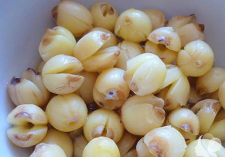 C&aacute;ch l&agrave;m mứt hạt sen đ&oacute;n Tết