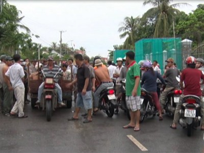 Thi thể hai người phụ nữ bị s&eacute;t đ&aacute;nh được đưa về nh&agrave;