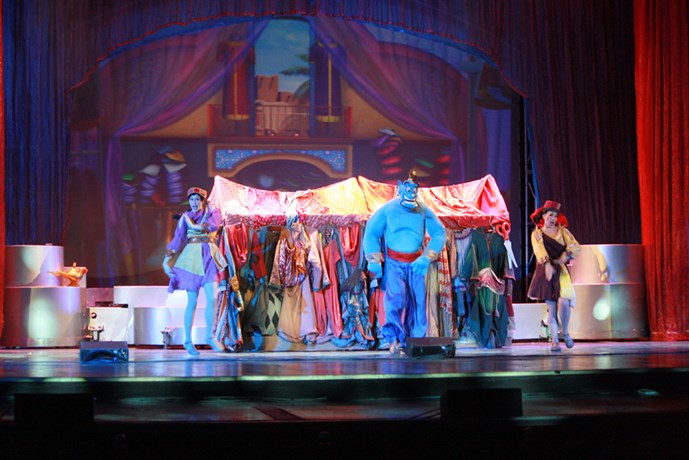 show diễn đầu tiên của show diễn đầu tiên của