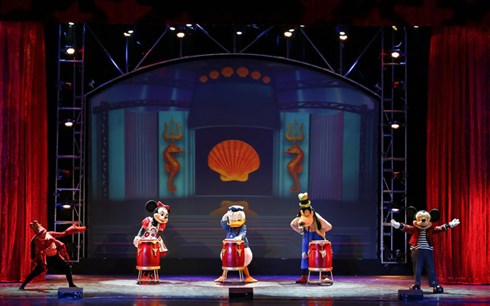 Mỗi tiết mục của các nhân vật hoạt hình Disney quen thuộc đều khiến khán giả không ngừng lắc lư và hòa mình nhảy theo từng điệu nhạc. Mỗi tiết mục của các nhân vật hoạt hình Disney quen thuộc đều khiến khán giả không ngừng lắc lư và hòa mình nhảy theo từng điệu nhạc.