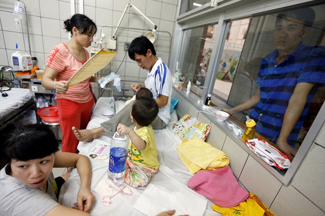 Bệnh nhi sởi cùng người nhà vạ vật ở hành lang bệnh viện