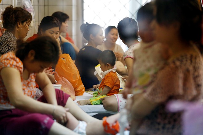 Bệnh nhi sởi cùng người nhà vạ vật ở hành lang bệnh viện