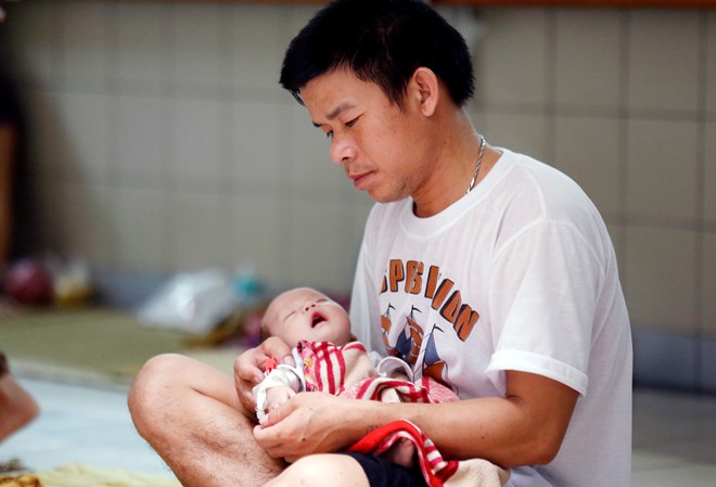 Bệnh nhi sởi cùng người nhà vạ vật ở hành lang bệnh viện