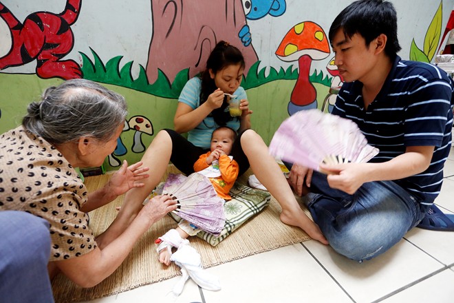 Bệnh nhi sởi cùng người nhà vạ vật ở hành lang bệnh viện