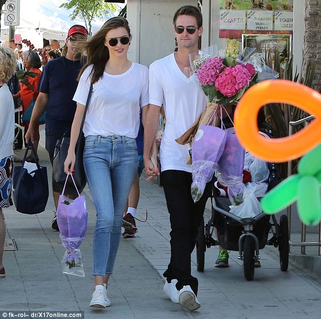 Miranda Kerr v&agrave; Evan Spiegel c&ocirc;ng khai nắm tay nhau tr&ecirc;n phố lần đầu ti&ecirc;n