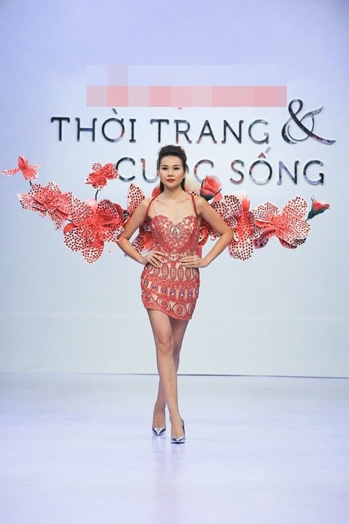 Thanh Hằng xu&acirc;́t hi&ecirc;̣n l&ocirc;̣ng l&acirc;̃y với đ&ocirc;i cánh hoa nặng 12kg 