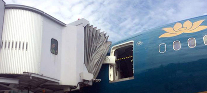 Cận cảnh vụ tai nạn hy hữu khiến m&aacute;y bay Boeing 787-9 bị hư hỏng v&agrave;o s&aacute;ng 4/7