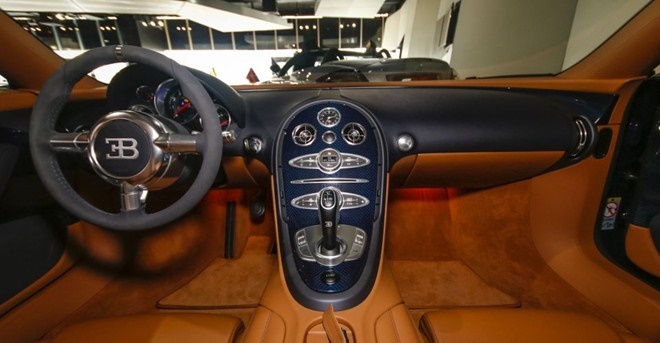 Nội thất của si&ecirc;u xe Bugatti Veyron Super Sport n&agrave;y được bọc da n&acirc;u