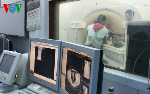 Nạn nh&acirc;n vụ si&ecirc;u xe g&acirc;y tai nạn được chụp MRI lần hai để kiểm tra. Ảnh VOV