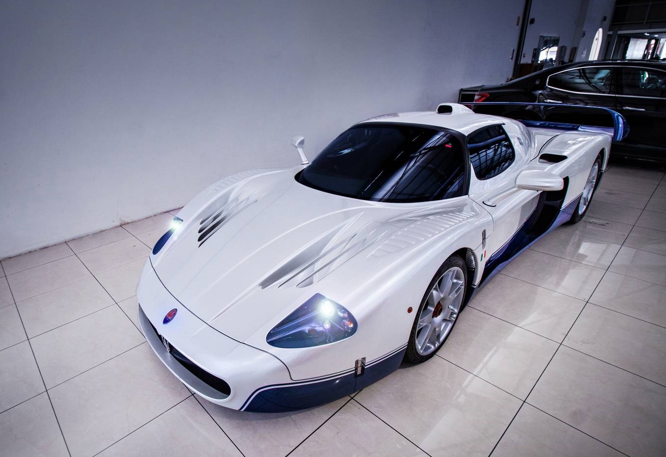 Chỉ c&oacute; duy nhất 50 chiếc si&ecirc;u xe khủng Maserati MC12 tr&ecirc;n thế giới