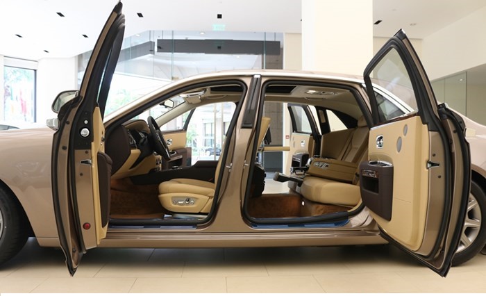 Nội thất dễ g&acirc;y cho&aacute;ng ngợp cho những ai được ngắm cận cảnh một chiếc si&ecirc;u xe Rolls-Royce