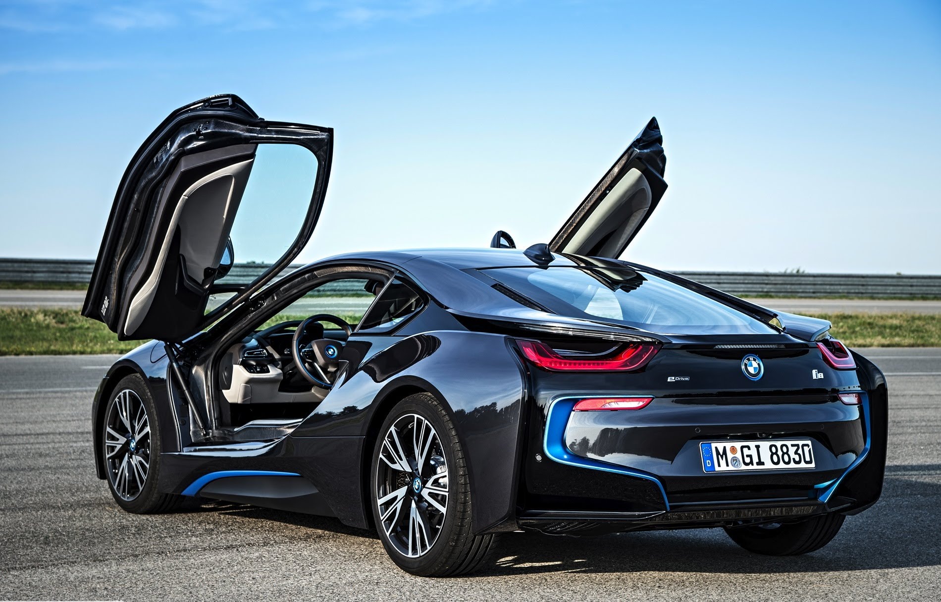 BMW i8 l&agrave; một trong những si&ecirc;u xe đắt nhất mang ng&ocirc;n ngữ thiết kế tương lai của BMW