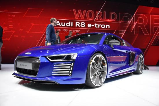 Thế hệ siêu xe Audi mới còn có thêm bản e-tron 2.0 của R8 với hai động cơ điện 92 kWh Thế hệ siêu xe Audi mới còn có thêm bản e-tron 2.0 của R8 với hai động cơ điện 92 kWh